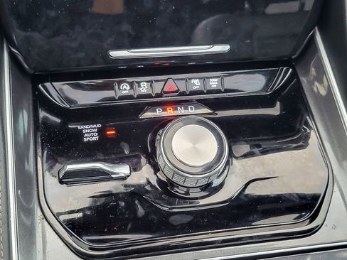 Used 2024 Jeep Wagoneer L 4WD w/ Premium Group I image 17