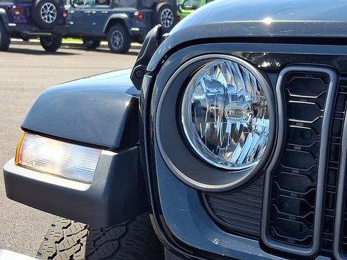 Used 2024 Jeep Gladiator Sport AWD/4WD image 13