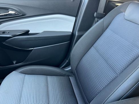 Used 2025 Chevrolet Trax LT w/ LT Convenience Package image 28