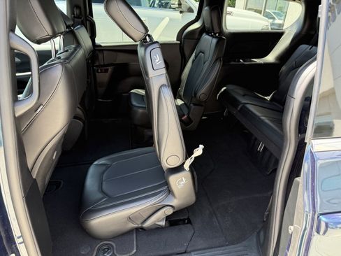 Used 2025 Chrysler Pacifica Select FWD image 15