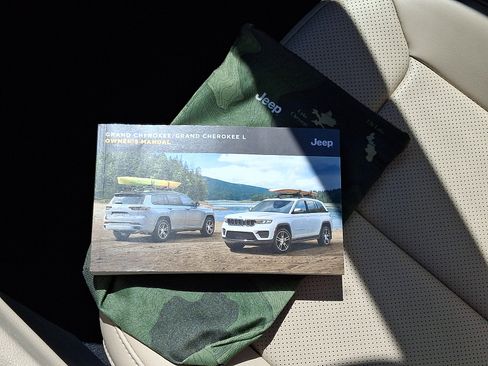 Certified 2024 Jeep Grand Cherokee Limited w/ Luxury Tech Group II AWD/4WD image 28