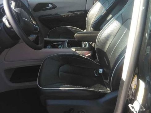 Used 2023 Chrysler Pacifica Limited FWD image 5