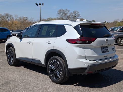 Used 2025 Nissan Rogue SL w/ Tech Package image 7