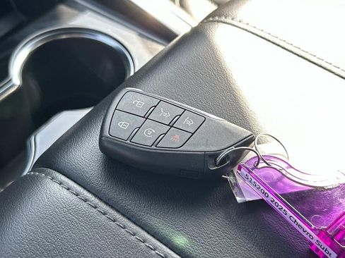 Used 2025 Chevrolet Suburban Z71 image 33