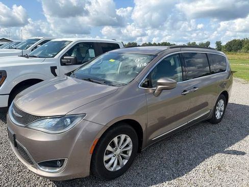 Used 2017 Chrysler Pacifica Touring-L FWD image 3