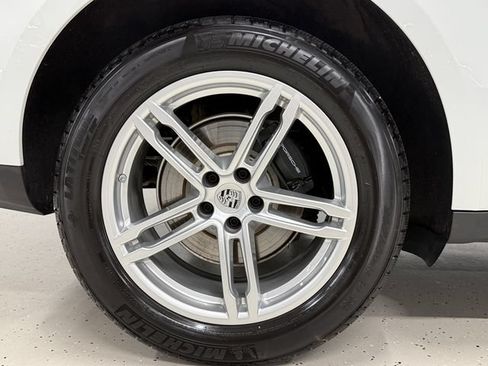 Certified 2026 Porsche Macan AWD/4WD image 11