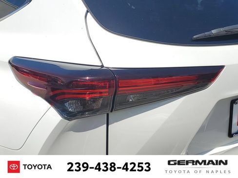 Certified 2024 Toyota Highlander Platinum FWD image 16