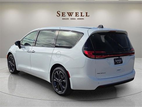 New 2026 Chrysler Pacifica Select image 3