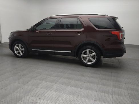 Used 2018 Ford Explorer XLT image 3