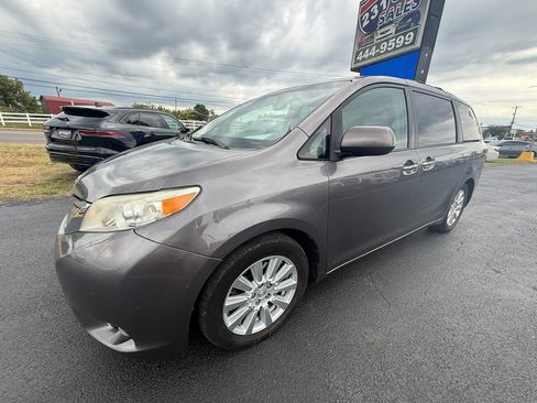 Used 2014 Toyota Sienna XLE w/ XLE Premium Package FWD image 8