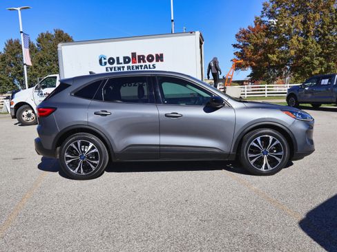 Used 2022 Ford Escape SE w/ SE Sport Appearance Package image 4