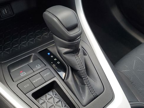 Certified 2025 Toyota RAV4 XLE FWD image 32
