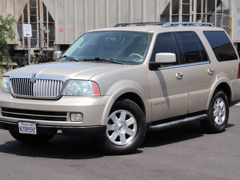 Used 2006 Lincoln Navigator Luxury RWD image 4