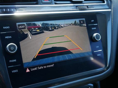 Used 2021 Volkswagen Tiguan SE w/ Panoramic Sunroof Package image 32