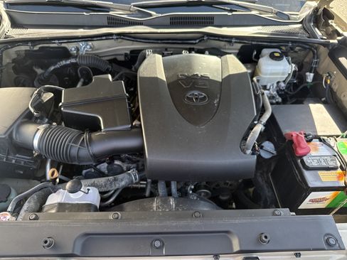 Used 2020 Toyota Tacoma TRD Off-Road AWD/4WD image 19