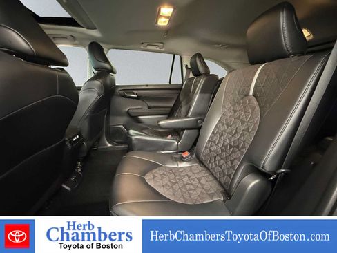 Used 2024 Toyota Highlander XLE AWD/4WD image 18