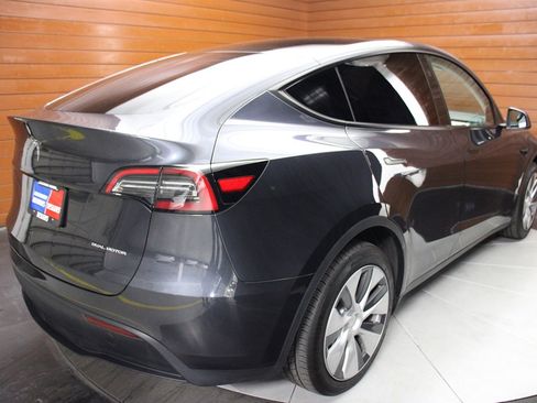 Used 2024 Tesla Model Y Long Range AWD/4WD image 12