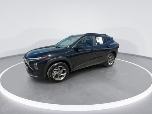 Used 2025 Chevrolet Trax LT w/ Driver Confidence Package FWD image 4