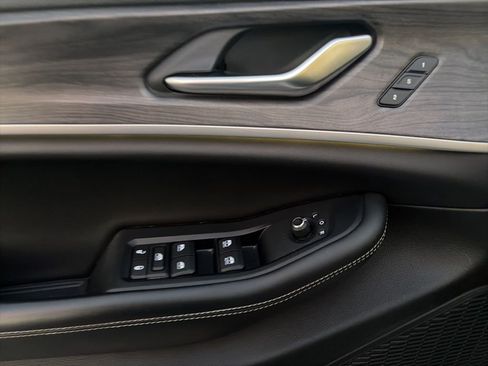 Used 2023 Jeep Grand Cherokee Limited image 14