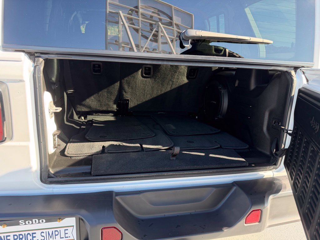 Used 2022 Jeep Wrangler Unlimited Rubicon AWD/4WD image 9