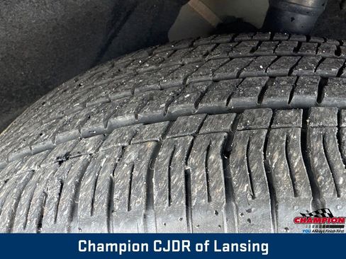 Used 2025 Chrysler Pacifica Select FWD image 16