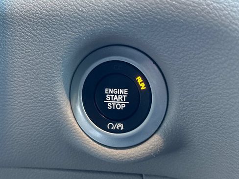 Used 2023 Chrysler Pacifica Touring-L FWD image 23