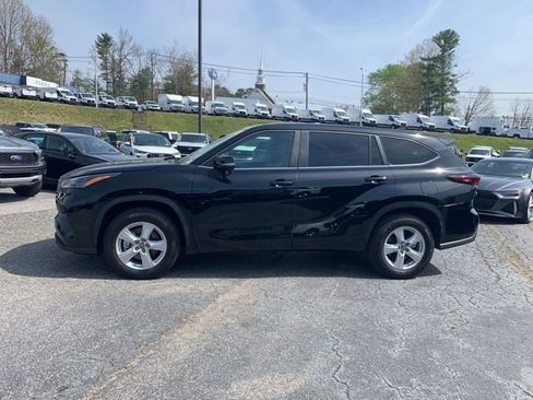 Used 2024 Toyota Highlander LE FWD image 5
