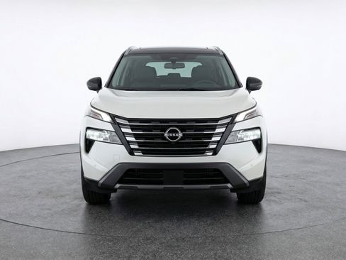 Used 2025 Nissan Rogue SV image 2