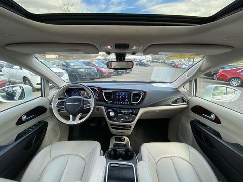 Used 2020 Chrysler Pacifica Limited image 19