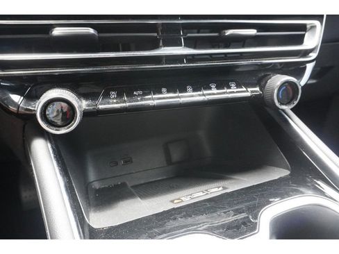 Used 2024 Chevrolet Traverse LT FWD image 18