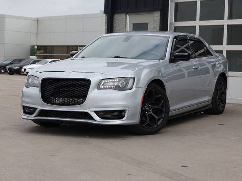 Used 2019 Chrysler 300 Touring w/ Sport Appearance Package RWD image 3