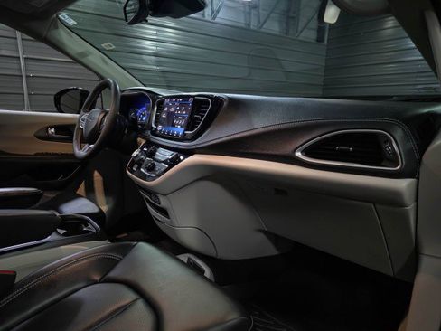Used 2024 Chrysler Pacifica Touring-L FWD image 12