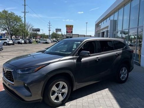 Used 2021 Toyota Highlander LE FWD image 13