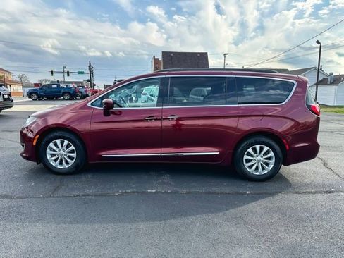 Used 2017 Chrysler Pacifica Touring-L FWD image 4
