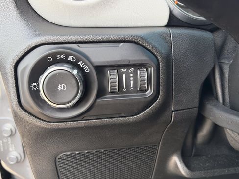Used 2021 Jeep Wrangler Unlimited Sahara AWD/4WD image 13