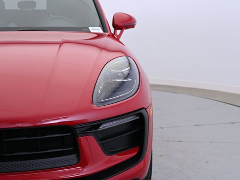 Used 2025 Porsche Macan image 12