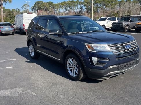 Used 2016 Ford Explorer XLT w/ Equipment Group 202A image 4