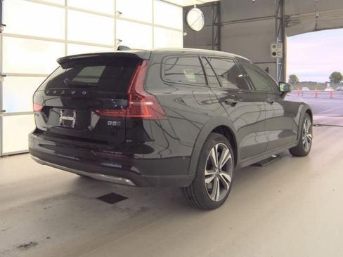 Used 2025 Volvo V60 B5 Cross Country Plus AWD/4WD image 4