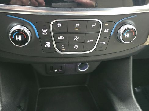 Used 2022 Chevrolet Traverse LS image 23