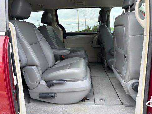 Used 2011 Volkswagen Routan SE FWD image 23