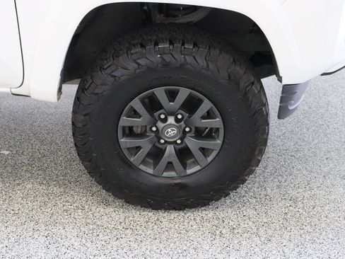 Used 2022 Toyota Tacoma SR5 w/ Technology Package RWD image 5