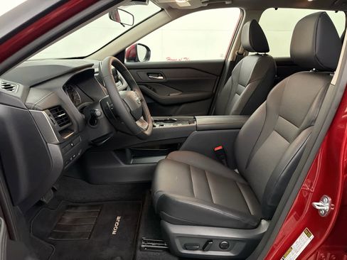 Used 2025 Nissan Rogue SV w/ SV Premium Package FWD image 14