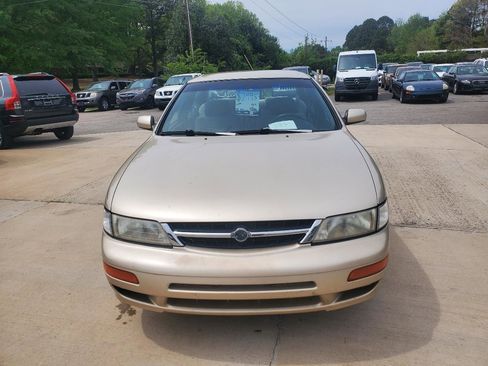 Used 1998 Nissan Maxima GLE image 2