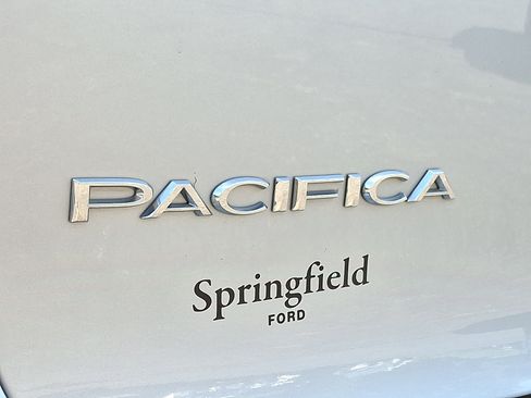 Used 2024 Chrysler Pacifica Touring-L FWD image 34