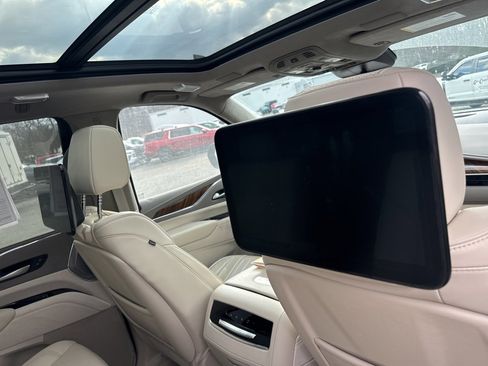 Used 2023 Cadillac Escalade Premium Luxury Platinum image 11