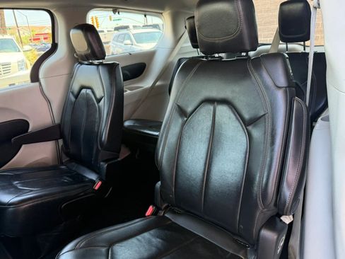 Used 2017 Chrysler Pacifica Touring-L w/ Tire & Wheel Group FWD image 44