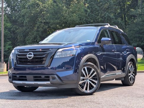 Used 2025 Nissan Pathfinder Platinum w/ Black Appearance Package FWD image 4