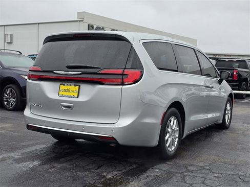 Used 2024 Chrysler Pacifica Touring-L image 4
