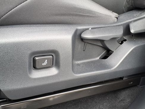 Certified 2025 Toyota Tacoma SR AWD/4WD image 3
