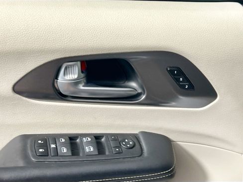 Used 2024 Chrysler Pacifica Touring-L image 16